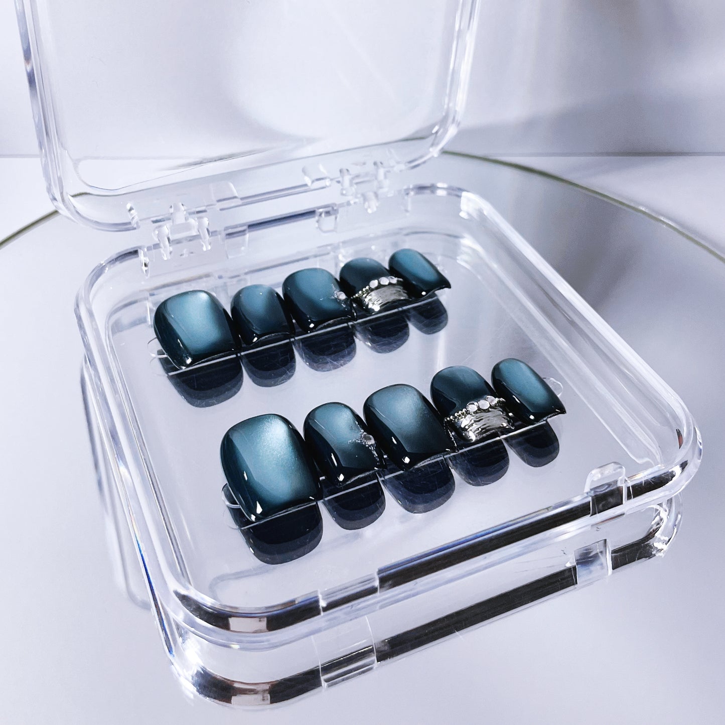 Exquisite handmade Press on Nails, "Artisan-crafted, Unique rhythm", Showcasing beauty at fingertips